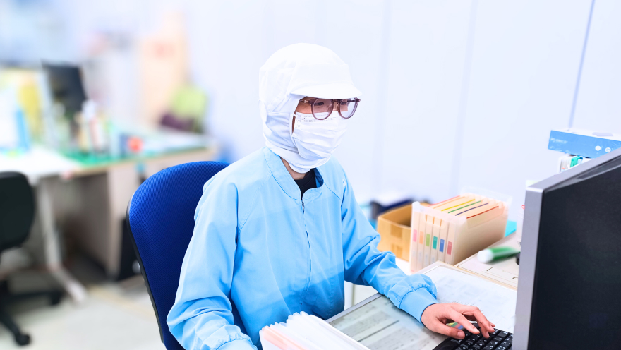 品質管理職 A.Iの仕事中の様子