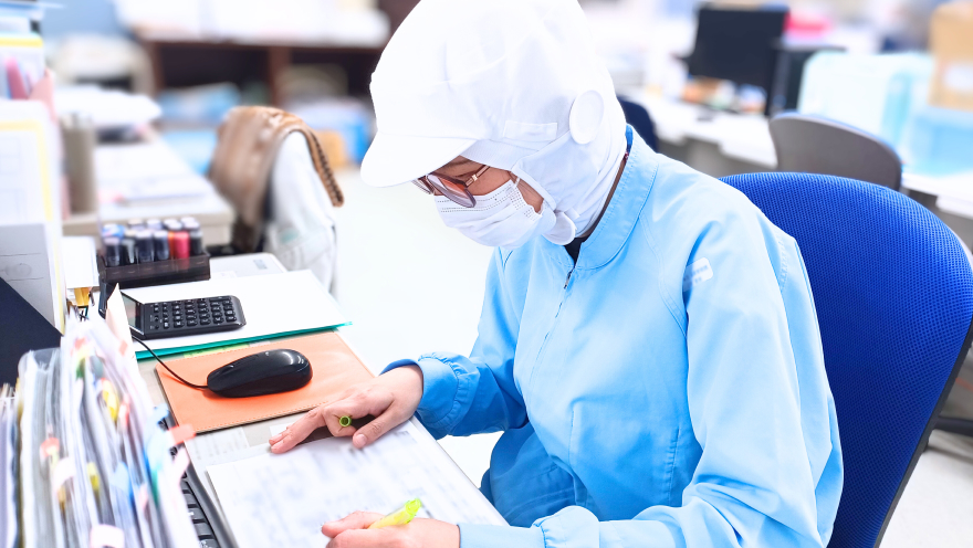 品質管理職 A.Iの仕事中の様子