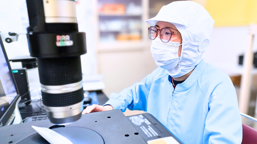 品質管理職 A.Iの仕事中の様子