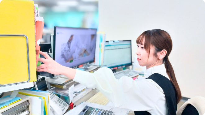 事務職T.Hの仕事中の様子