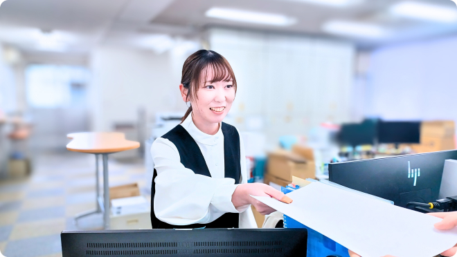事務職T.Hの仕事中の様子