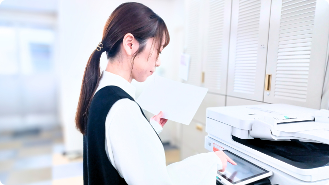 事務職T.Hの仕事中の様子