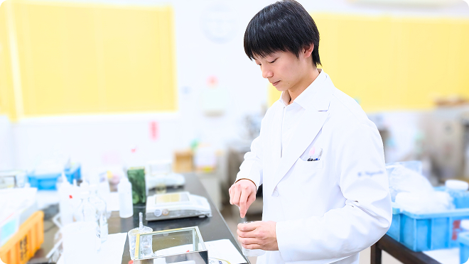 開発職Y.Nの仕事中の様子